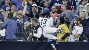 Atléticos vencen a Padres con jonrones de Piscotty y Lowrie