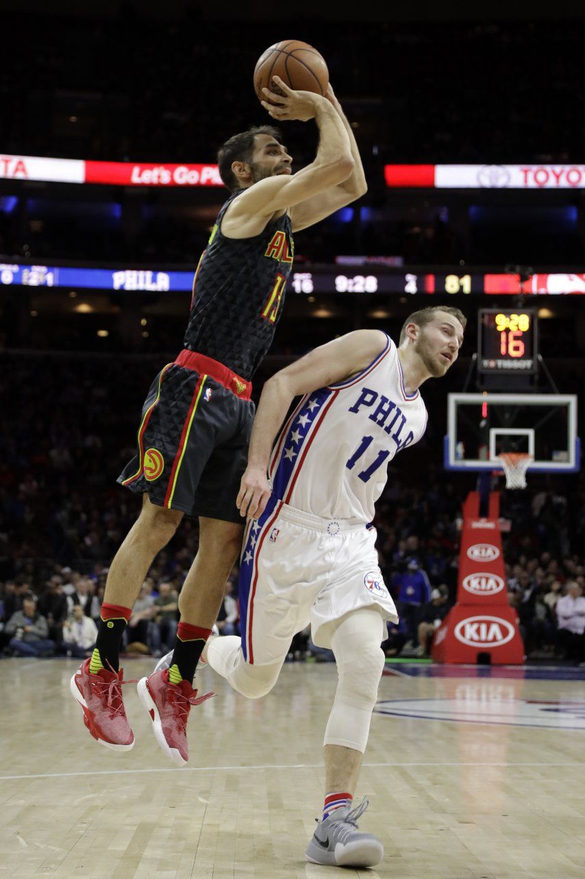 Howard aporta 22 puntos a victoria de Hawks en Filadelfia