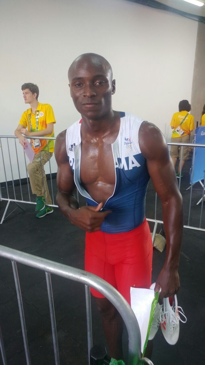 Alonso Edward avanza a semis de 200 metros planos