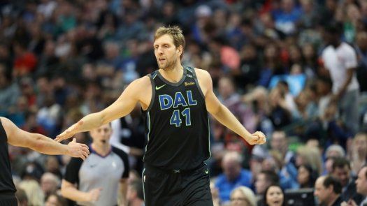 Nowitzki firma por una 21ª temporada consecutiva con los Dallas Mavericks
