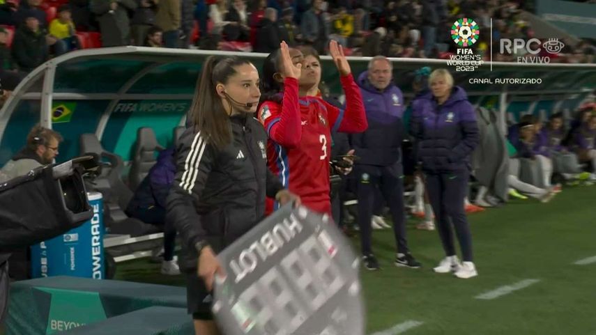 Wendy Natis al ingresar a la cancha durante el debut de Panamá en el Mundial Femenino 2023.