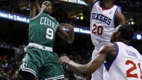 Garnett logra anotación ganadora con ayuda de Rondo