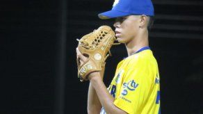 Brayan Vergara, lanzador ganador de Herrera en el debut del Béisbol Juvenil 2023.