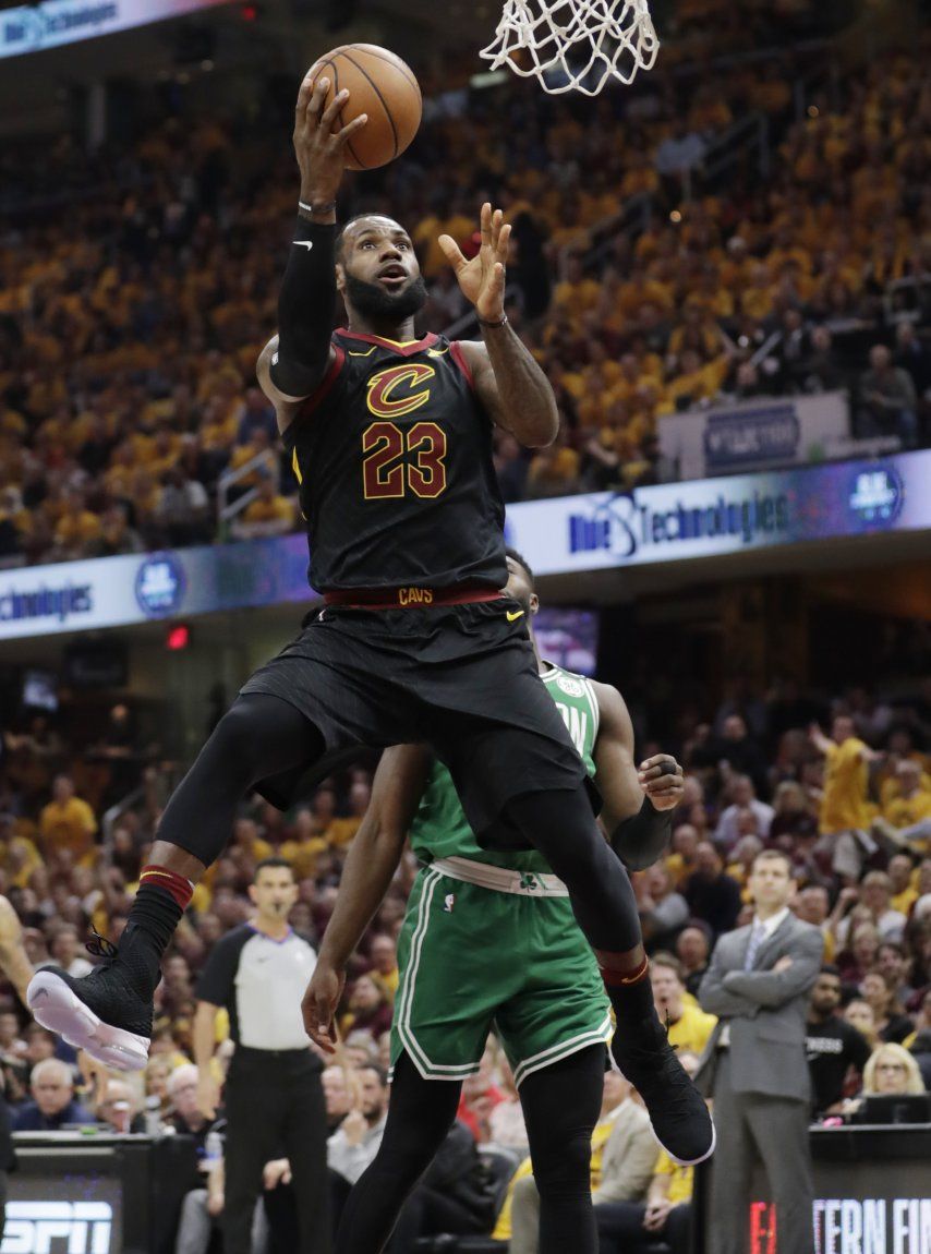Buscan inmortalizar a LeBron James con una estatua