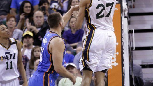 Con ofensiva de Burke, Jazz remonta y gana 94-89 al Thunder
