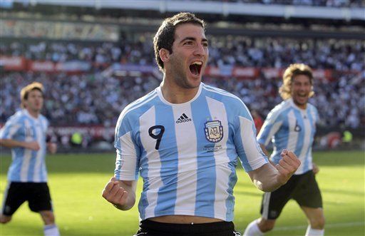 Argentina se luce con goleada 4-1 ante el campeón España