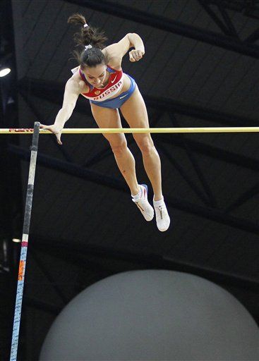 Isinbayeva avanza a final de mundial bajo techo en último intento