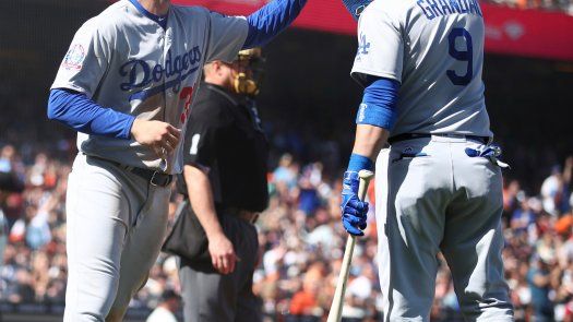 Aun enfermo, Bellinger ayuda en triunfo de Dodgers