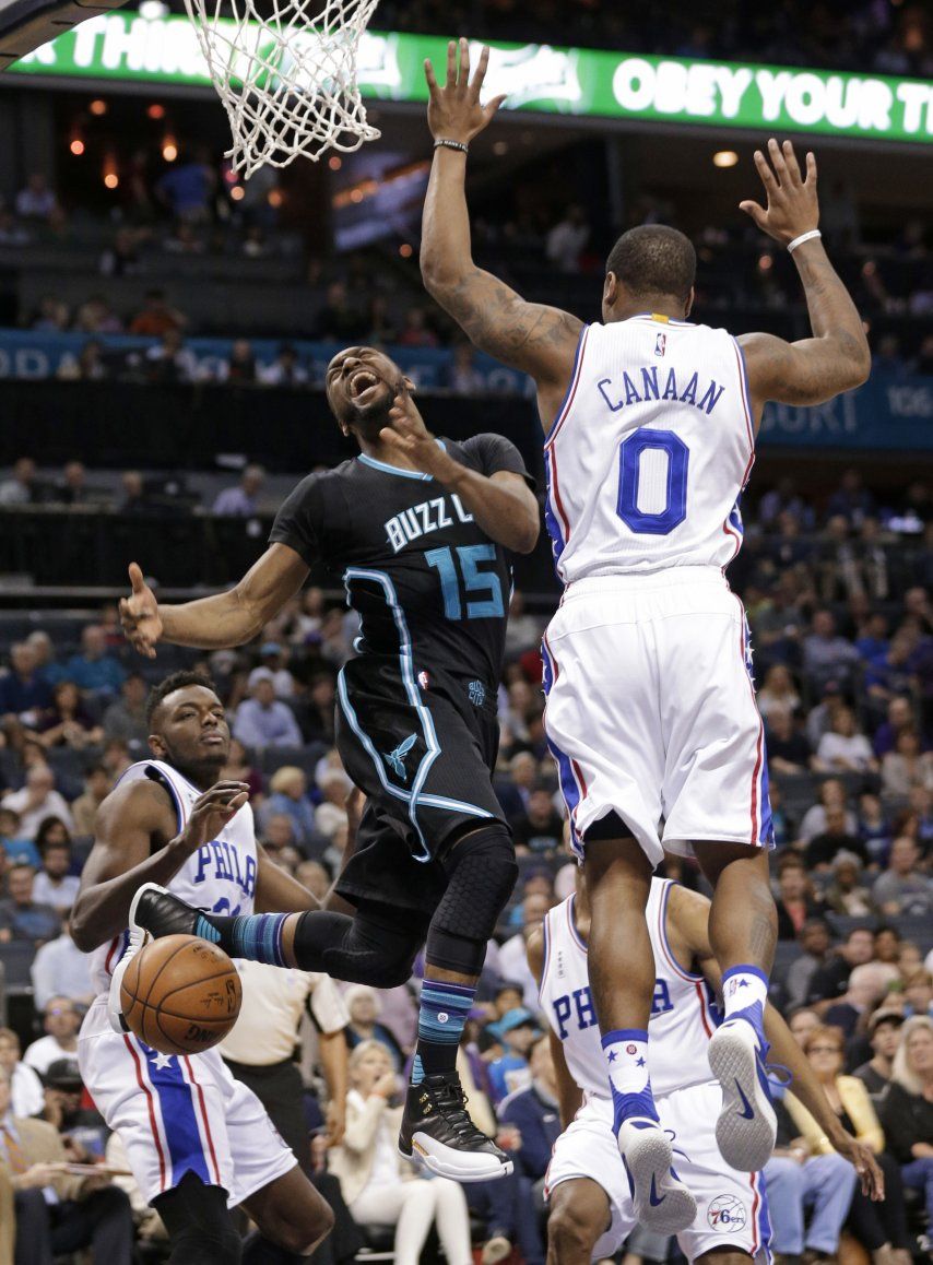Walker anota 27 y Hornets vencen a 76ers