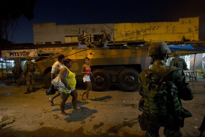 Soldados ocupan favelas de Río de Janeiro
