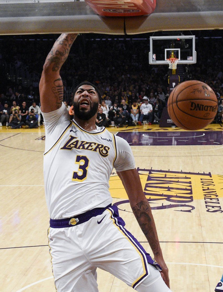 Davis y Howard dan victoria a Lakers sobre Hornets