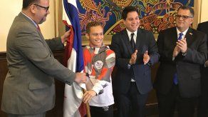 Héctor Cención recibe el Pabellón Nacional para Juegos Centroamericanos y del Caribe