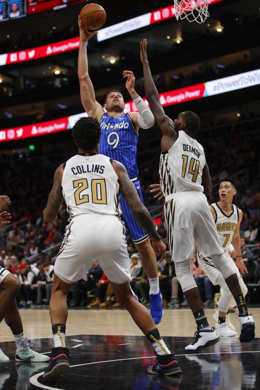 Fournier y Vucevic conducen al Magic a triunfo sobre Hawks