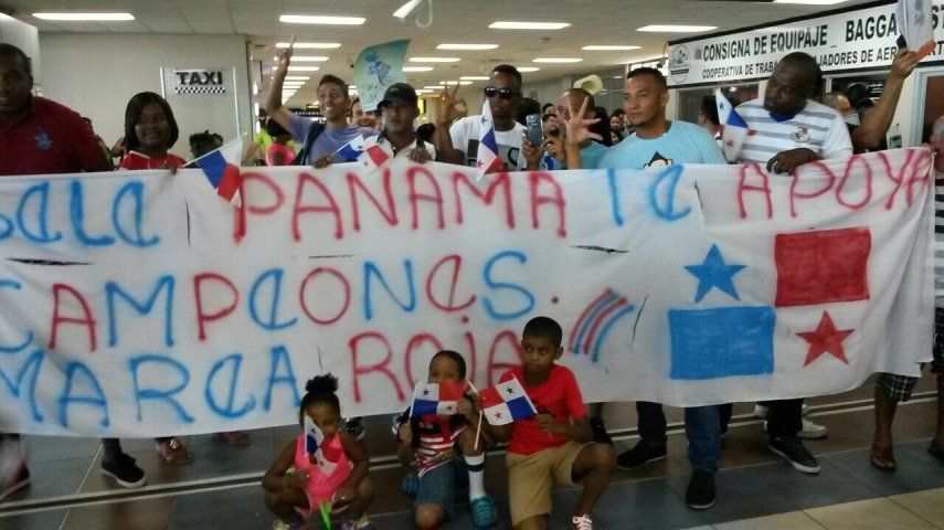 Llegada de los jugadores de Panamá tras Copa Oro