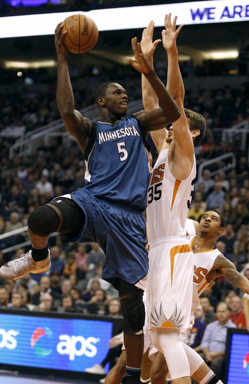 Wiggins y Timberwolves remontan para vencer a Suns