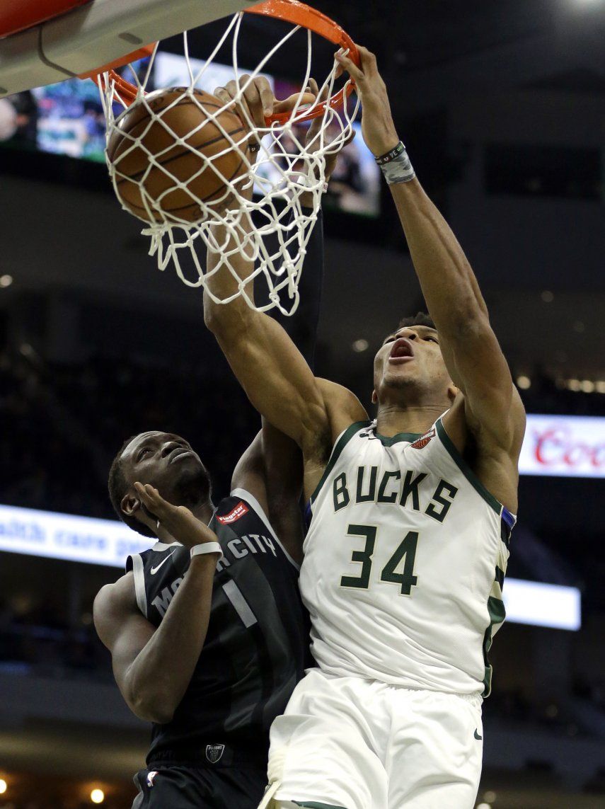 Bledsoe se luce y Bucks derrota 115-92 a Pistons