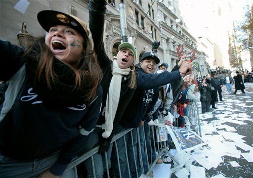 Oficinistas fanáticos de Yanquis arrojan documentos en desfile