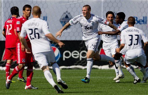 Hassli anota dos goles y los Whitecaps derrotan 4-2 al Fire