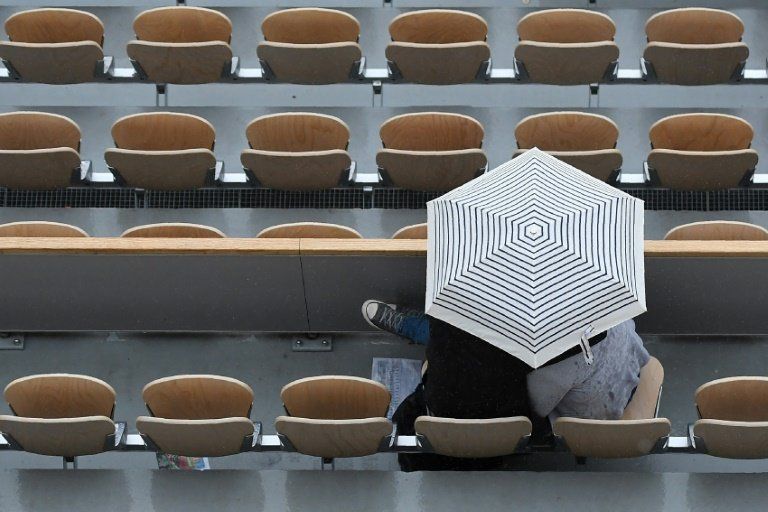 Los duelos interrumpidos por lluvia en Roland Garros acabarán el sábado