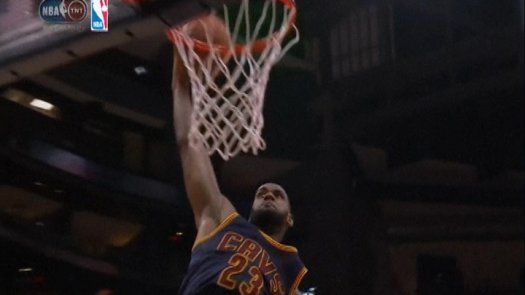 LeBron anota 31 y Cavs abren con triunfo serie ante Hawks