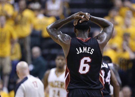 LeBron multado por simular falta