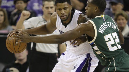 Gay lidera a Kings ante Bucks con 32 puntos