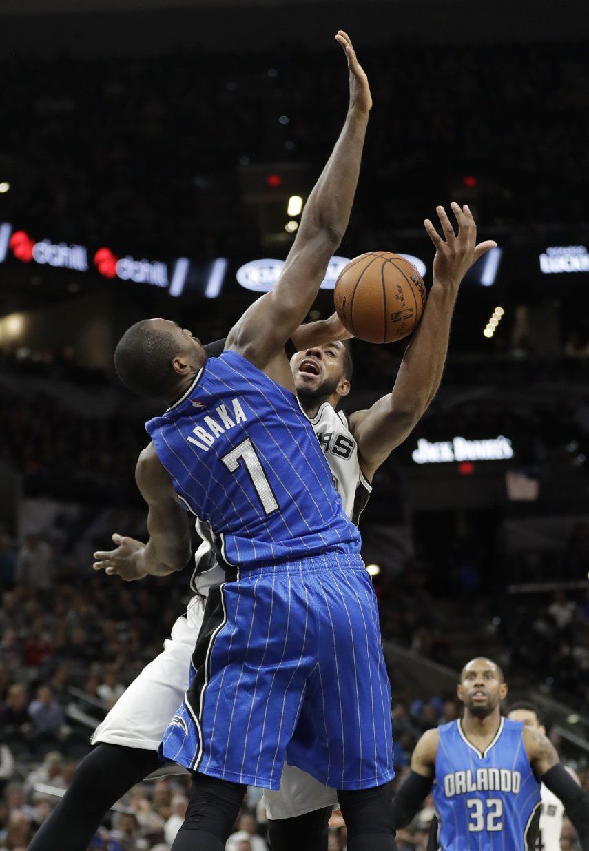 Magic se aprovecha de mala noche de los Spurs