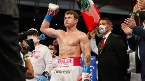 Canelo Álvarez machaca al turco Yildirim en tres asaltos