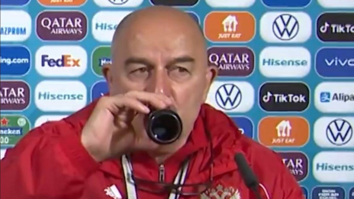 Técnico de Rusia responde a Cristiano Ronaldo tomándose una Coca Cola en plena conferencia