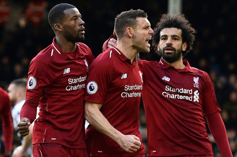 Liverpool sufre para imponerse 2-1 al Fulham pero recupera el liderato