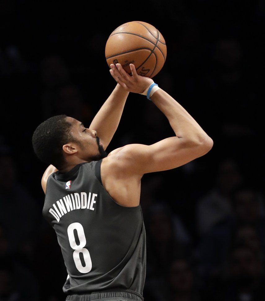 Dinwiddie conduce a Nets a triunfo sobre Cavs