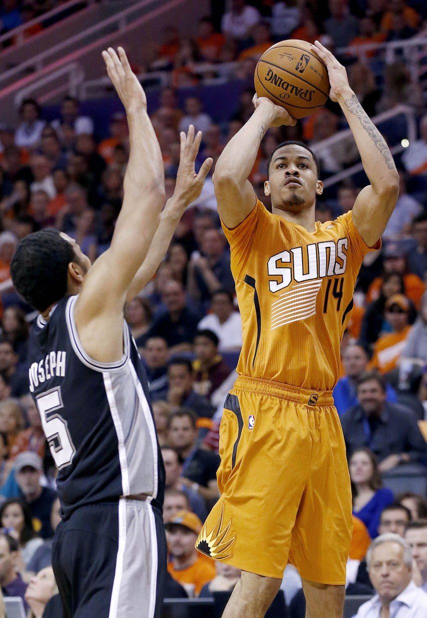 Suns arrollan 106-85 a unos agotados Spurs