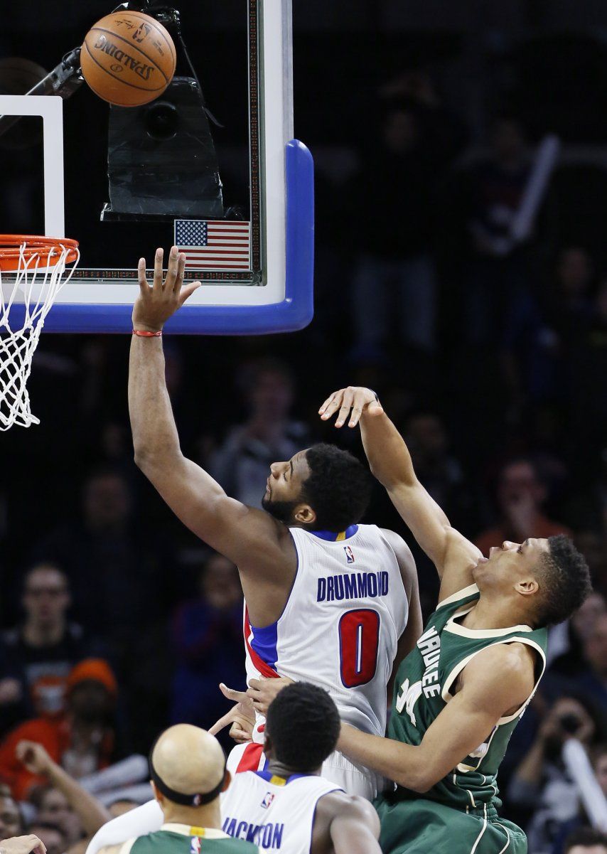 Pistons superan a Bucks con enceste de Drummond
