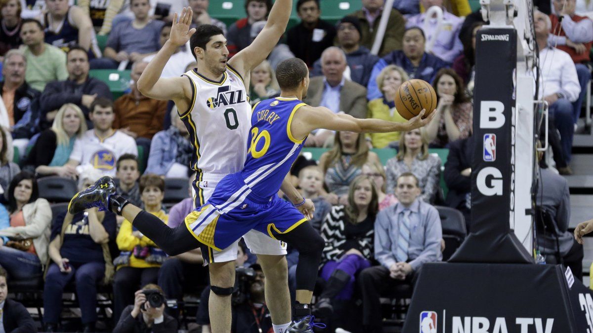 Warriors remontan y vencen 95-90 al Jazz