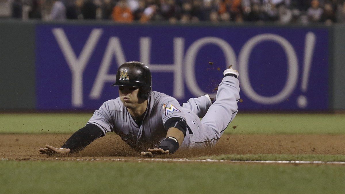 Haren usa bate y brazo para liderar a Marlins ante Gigantes