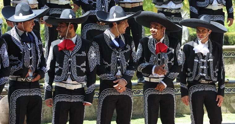 Jugadores de Chivas se visten de charros