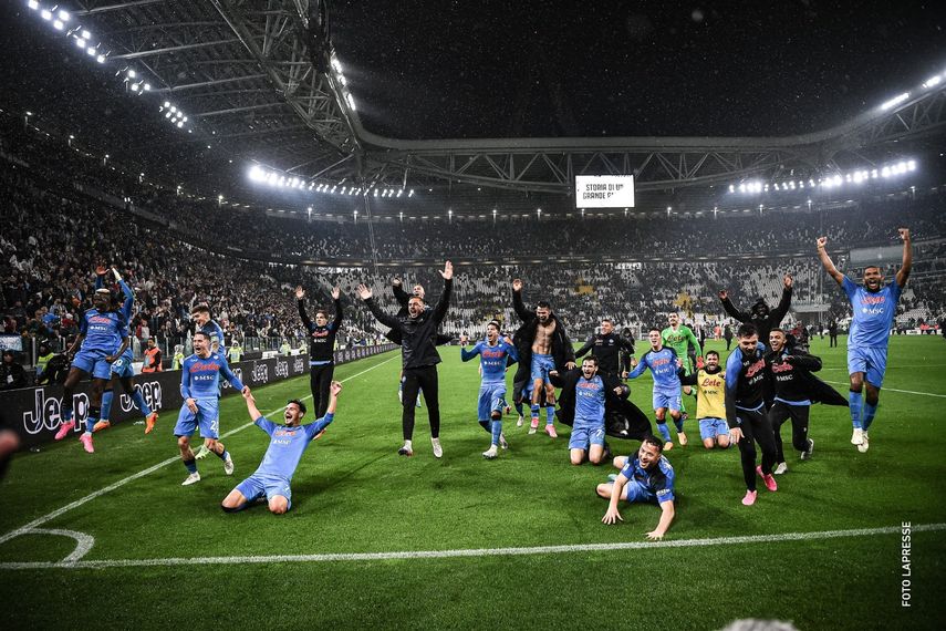 Jugadores del Napoli son recibidos por miles de tifosis en la madrugada