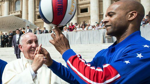 ¿Sólo fútbol? El papa se luce con los Glotbetrotters