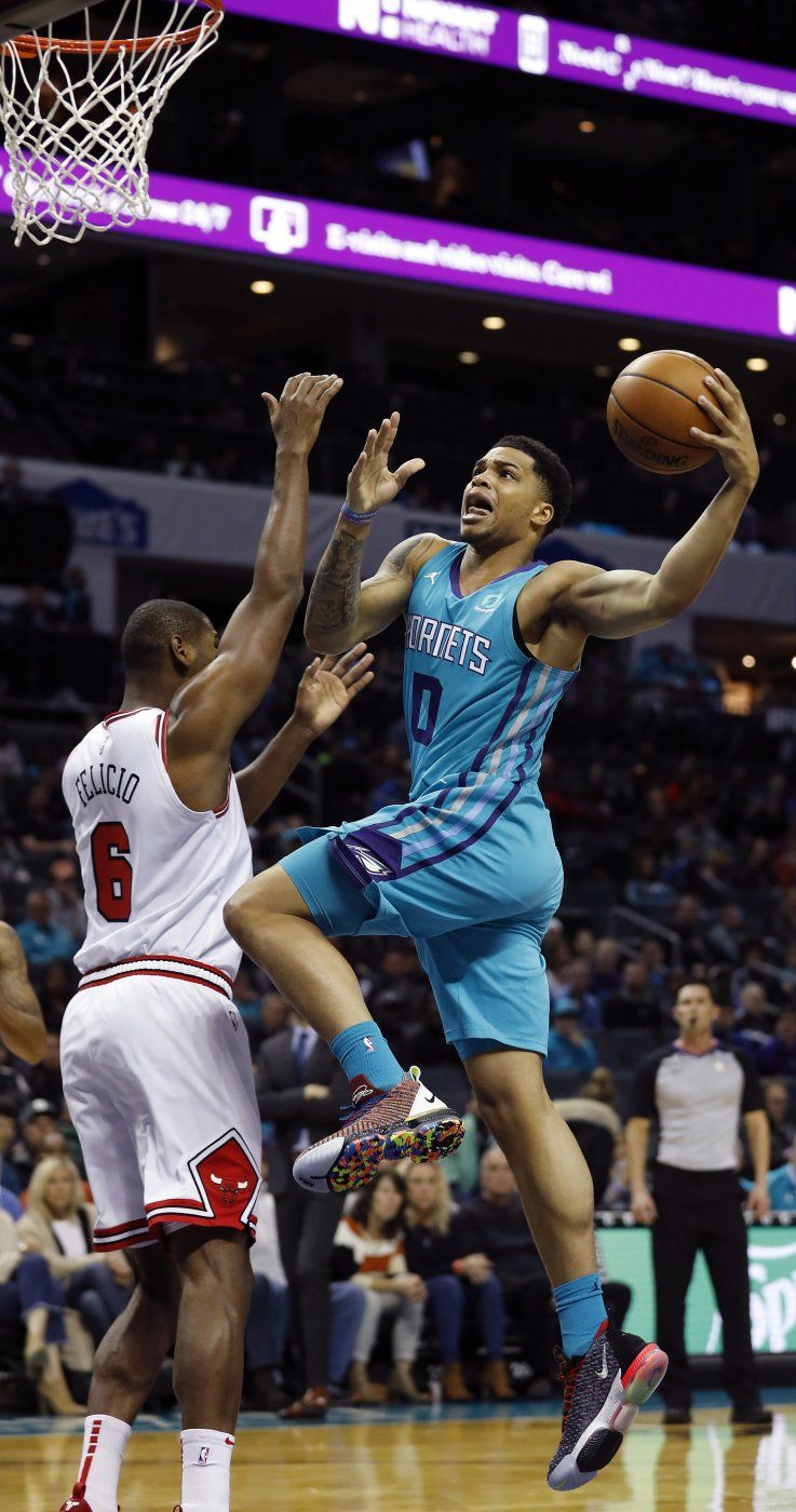 Walker aporta 30 puntos en victoria de Hornets sobre Bulls