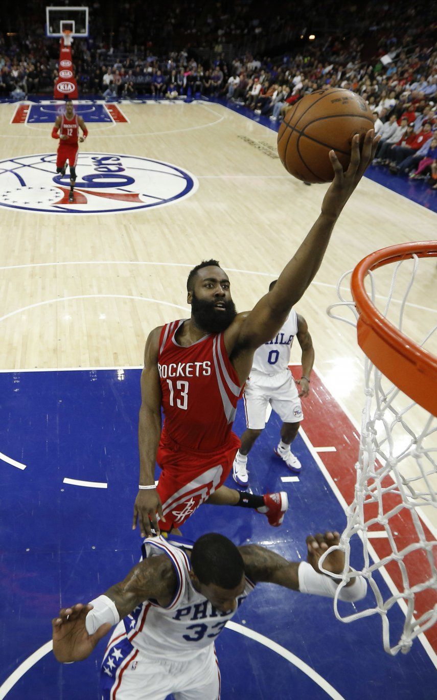 Harden y Howard guían a Rockets a triunfo 118-104 ante 76ers