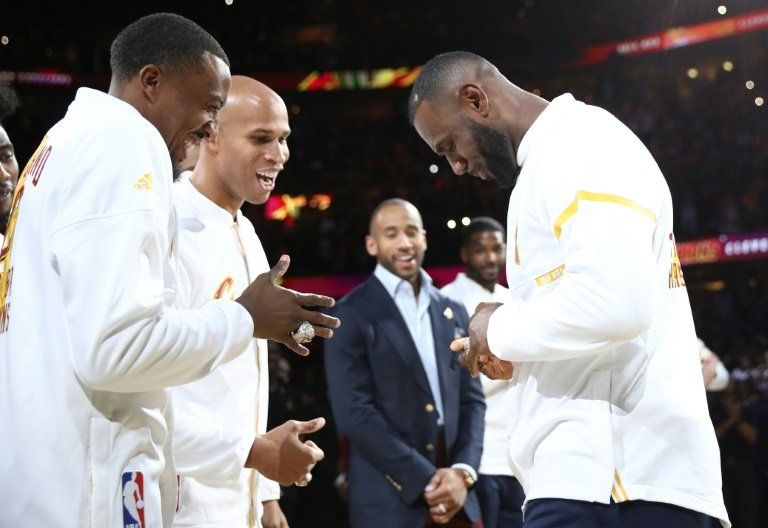 LeBron, inmenso en la inauguración de la NBA