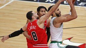 Brown y Tatum guían a Celtics en triunfo sobre Bulls 119-103