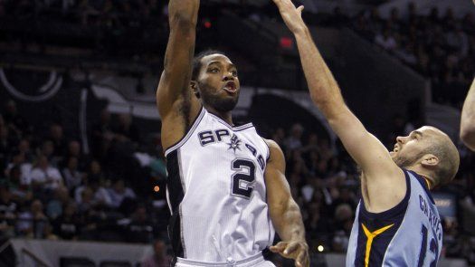 Leonard aporta doble doble; Spurs vencen a Grizzlies