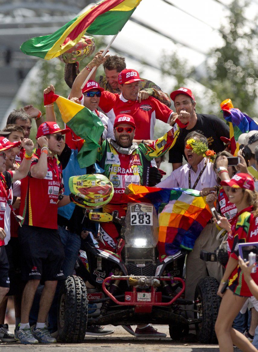 Presidente boliviano recibe a piloto de rally Dakar