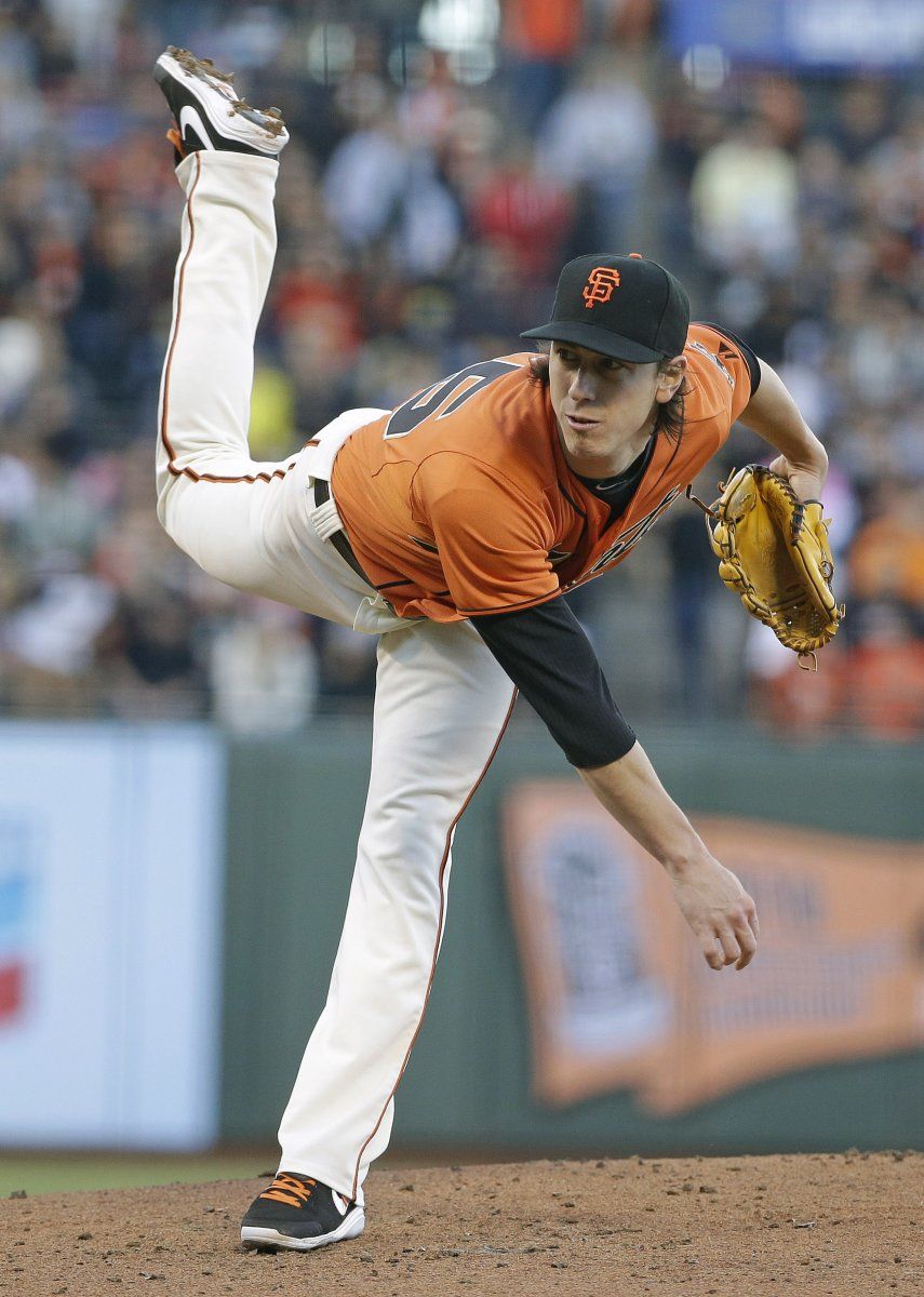 Lincecum sigue brillando, blanquea a Arizona