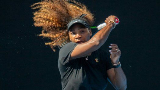 Inicio complicado para Serena Williams en busca del récord en Abierto de Australia