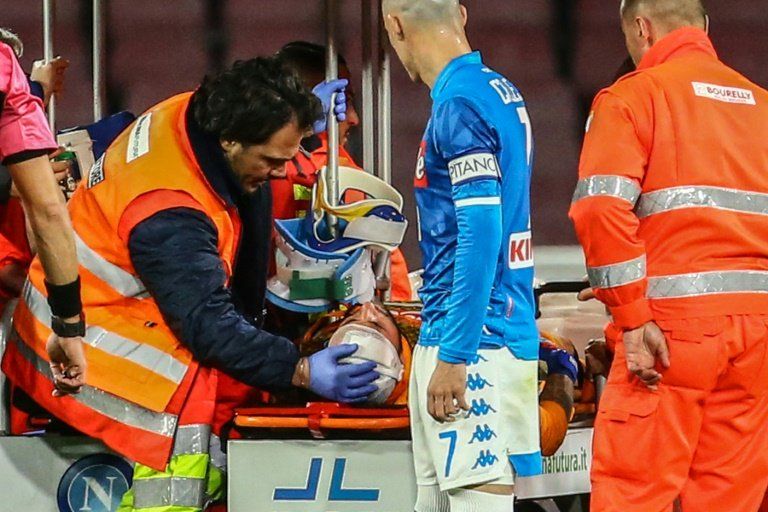 Ospina sale del hospital tras desplomarse en partido del Nápoles