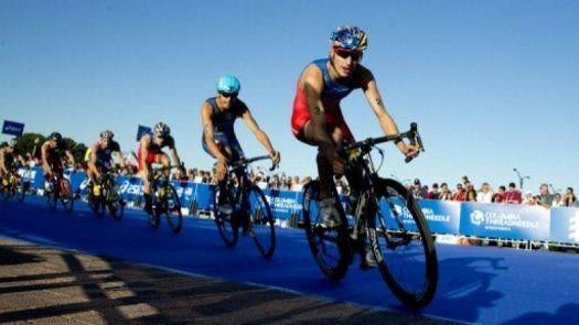 El español Mario Mola gana el triatlón de Gold Coast