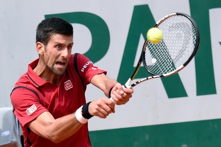 Djokovic avanza a tercera ronda de Roland Garros sin ofrecer su mejor nivel