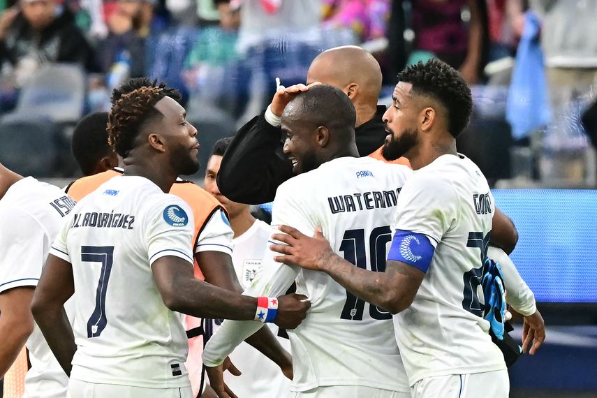 Thierry Henry entrevista a Cecilio Waterman e intercambian camisetas y piden números